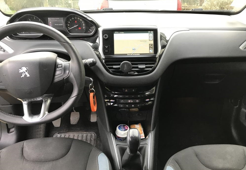 Comment installer un GPS sur une Peugeot 208 ?